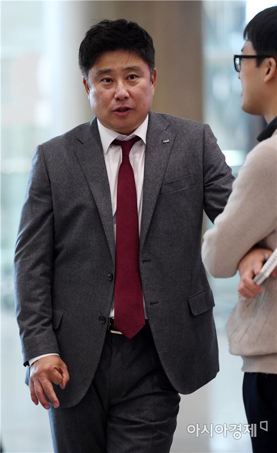 [포토]취재진과 이야기 하는 김태형 감독