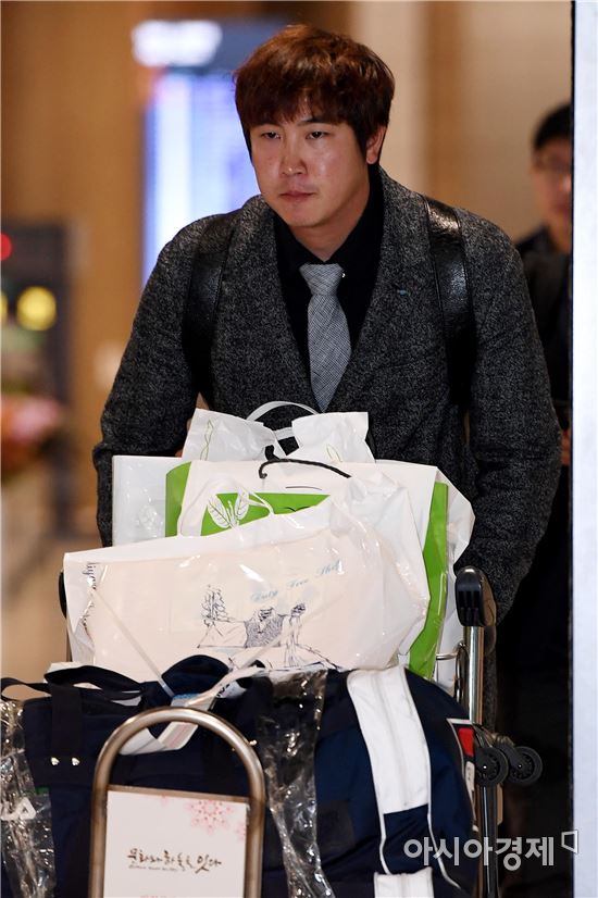 [포토]입국장 들어서는 김성배