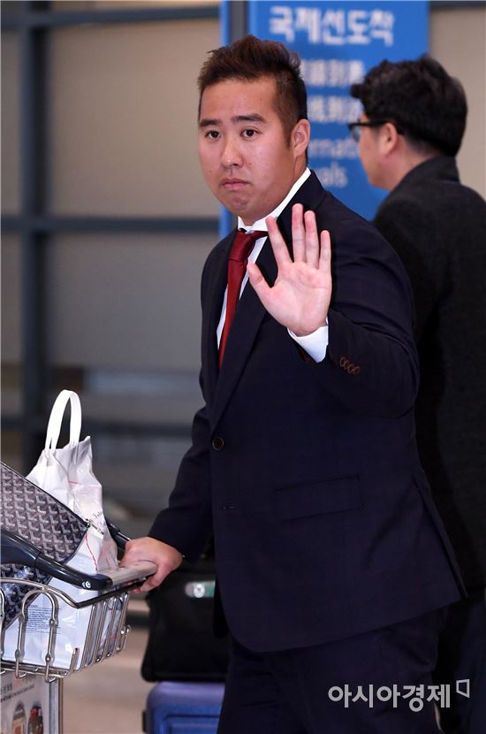 [포토]유희관, '전지훈련 마치고 돌아왔어요'