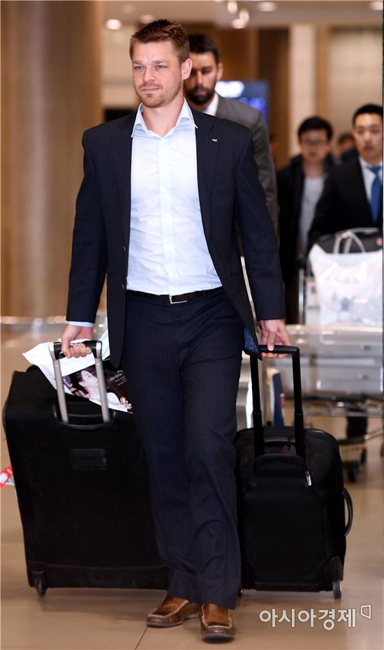 [포토]두산 보우덴, '배우같은 모습으로 입국'