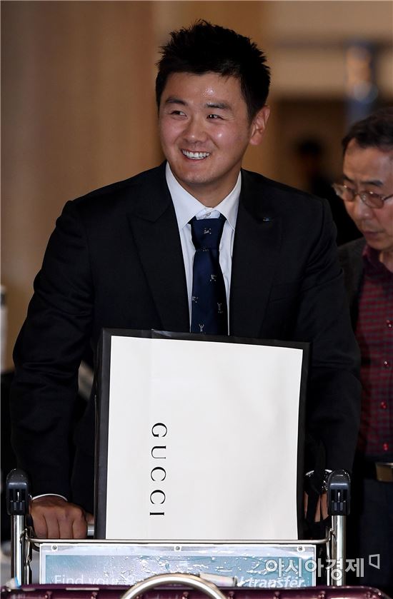 [포토]밝은 표정으로 귀국하는 최주환