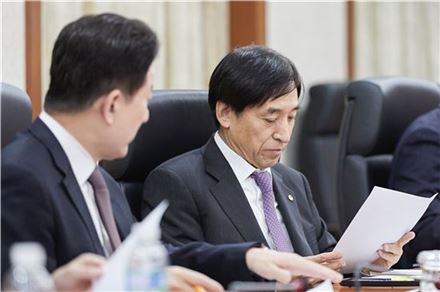 이주열 한국은행 총재가 10일 한은 본관에서 대통령 탄핵 인용 결정 이후 긴급간부회의를 주재하는 모습(자료:한국은행) 
