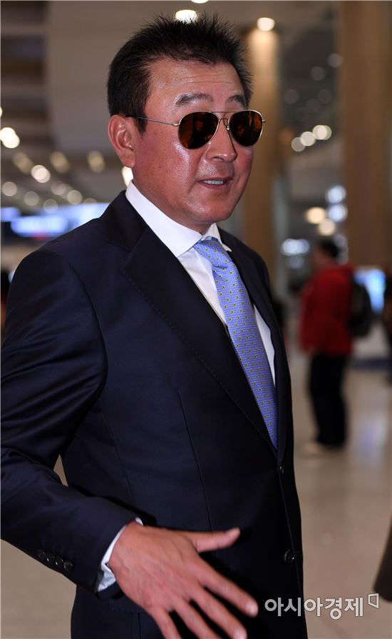 [포토]김기태 감독, '전지훈련 마치고 돌아왔어요'