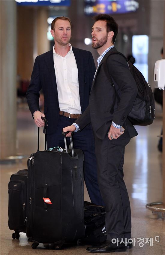 [포토]밴헤켄-대니 돈, '올해도 잘해보자!'