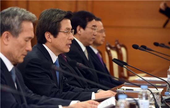黃 권한대행, 새 정부와 어색한 동거할 판…최소 한달 불가피