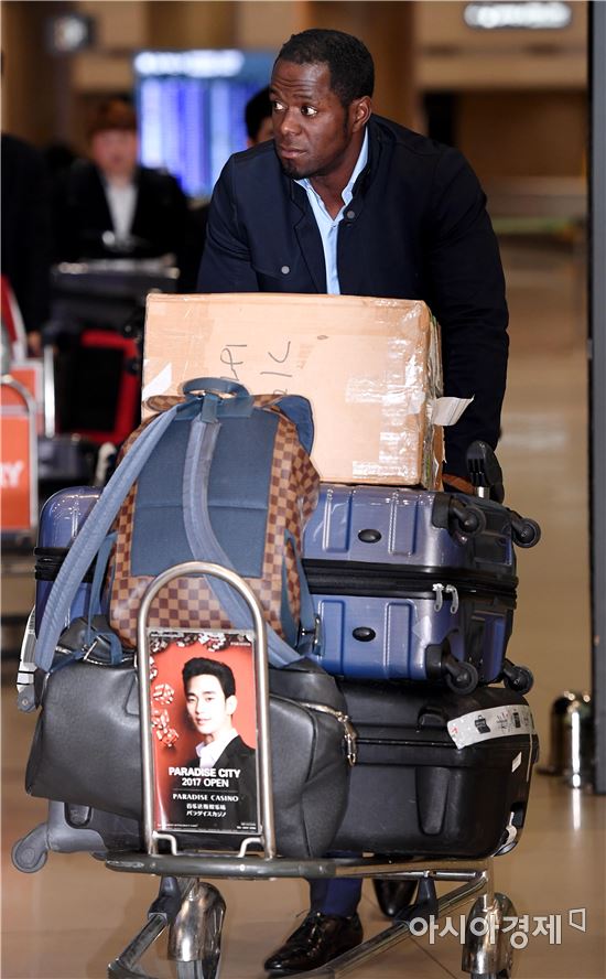 [포토]입국장 들어서는 버나디나