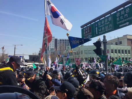 [대통령 파면]“탄핵 인용 축하주” vs “법치주의 나라에 법 없어”…헌재 앞 엇갈린 민심