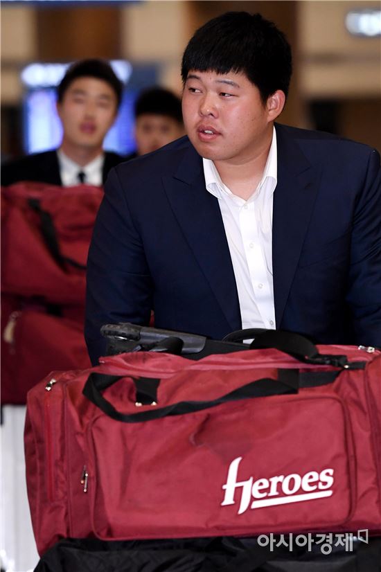 [포토]입국장 들어서는 넥센 박주현