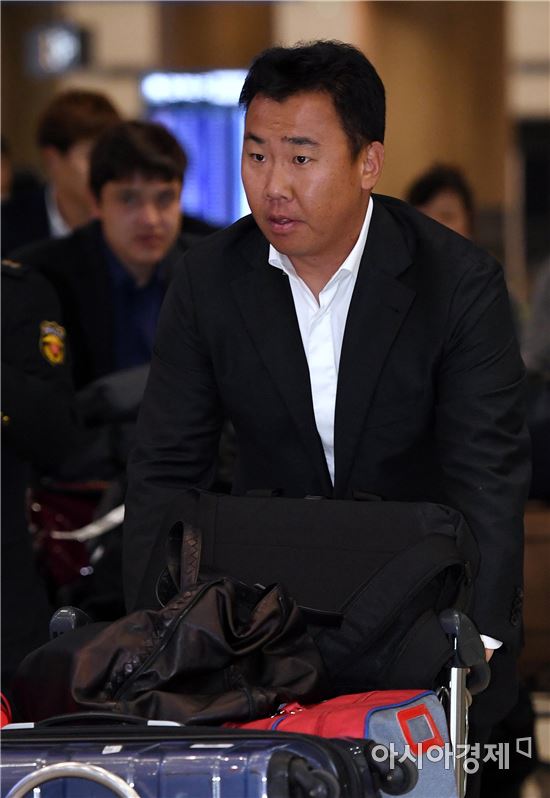 [포토]입국장 들어서는 KIA 이범호