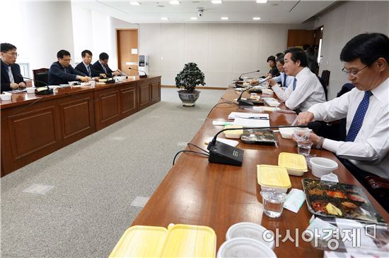 이낙연 전남지사,대통령 파면 관련  " 실국장들에게 차질 없는 도정추진" 당부