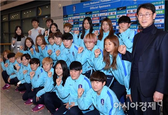 [포토]여자 축구대표팀, '키프로스컵 준우승하고 돌아왔어요'