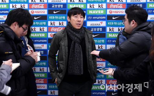 [포토]신태용 감독, '해외파 점검하고 왔어요'