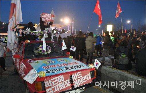 [포토]박근혜 탄핵 인용 축하 퍼레이드