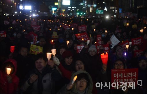 [대통령 파면]광화문 시민들 "촛불이 승리했다…국민이 헌법이다"(종합)