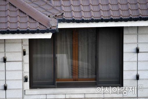 [포토]창문 닫힌 박 전 대통령 사저 