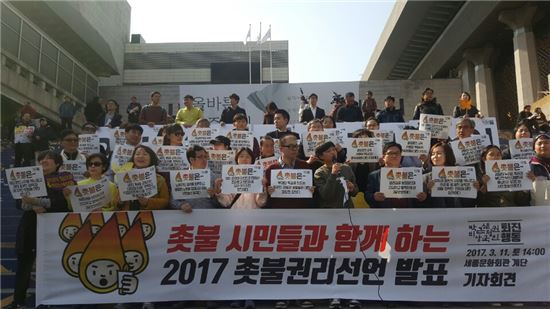 ▲11일 서울 세종문화회관 계단 앞에서 서준서(15)군이 2017 촛불권리선언 발표 중 발언을 하고 있다.