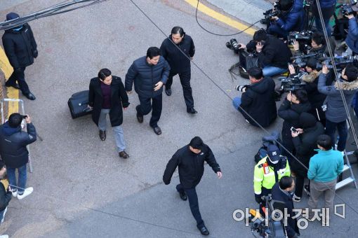 [포토]박근혜 전 대통령 사저 나서는 청와대 관계자들 