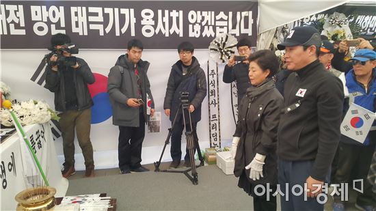 박근령 전 육영재단 이사장이 11일 오후 서울광장에서 탄핵반대 집회에 참석해 분향하고 있다. 