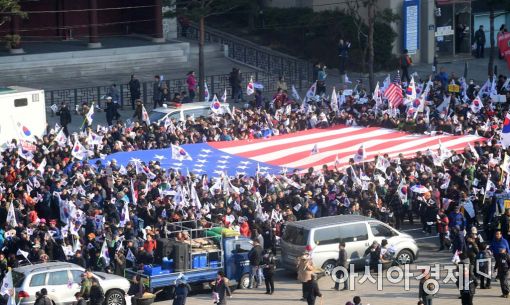 [포토]대형 성조기 들고 행진하는 태극기집회 참가자들