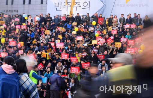 [20차 촛불집회]"시민 승리"vs"헌재 역모"…탄핵 후 첫 주말, 엇갈린 표정(종합)