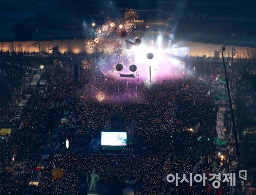 [포토]탄핵 축하 폭죽 터지는 광장 