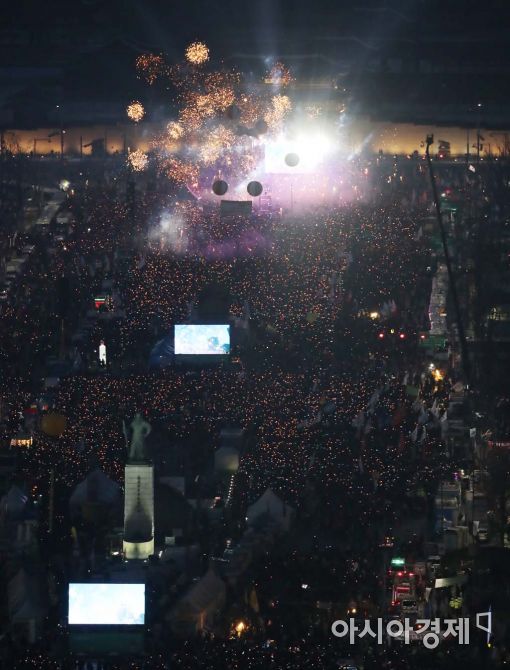 [포토]촛불광장 위로 터지는 탄핵 축하 폭죽 