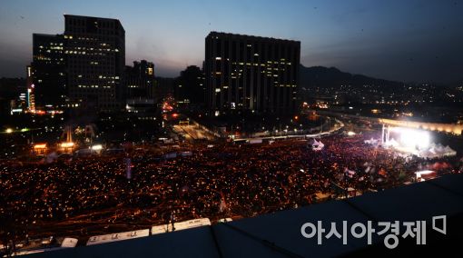 [포토]역사가 되어 흐르는 촛불