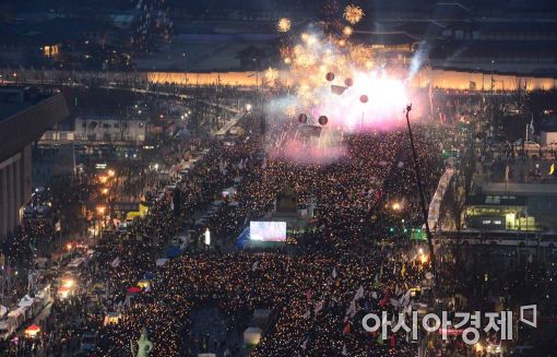 [포토]광장을 수놓는 탄핵 축하 폭죽 