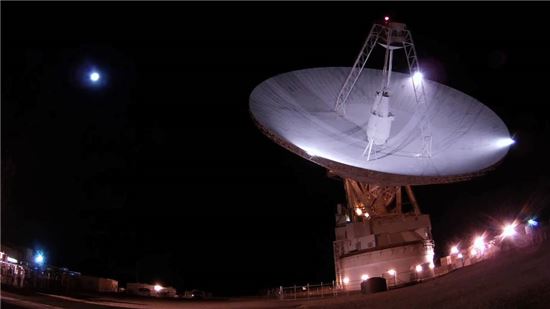 ▲캘리포나의 심우주통신복합건물에 자리 잡고 있는 DSS-14 안테나.[사진제공=NASA]