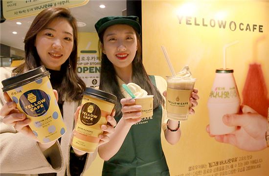 12일 현대백화점 판교점 지하 1층 팝업스토어에서 직원이 옐로우카페 인기음료와 신제품 '옐로우카페 컵 음료'를 선보이고 있다.
