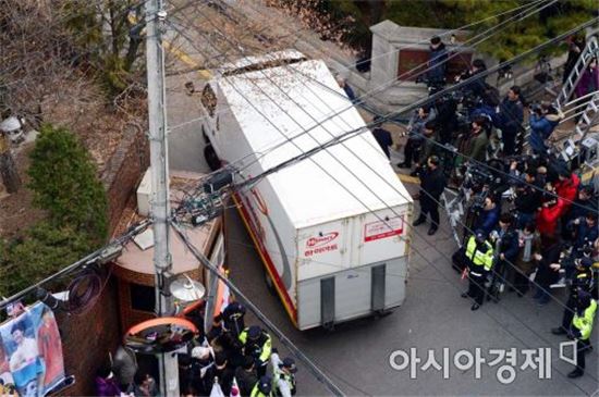지난 12일 박근혜 전 대통령의 서울 강남구 삼성동 사저로 가전업체 차량이 들어서고 있다.