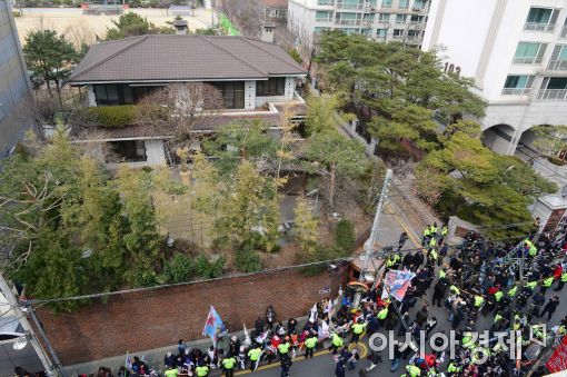 [포토]박근혜 전 대통령 자택 앞 박사모