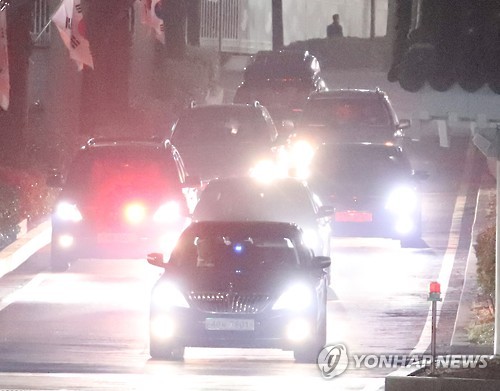청와대를 떠나 삼성동 사저로 이동 중인 박근혜 전 대통령. 사진: 연합뉴스