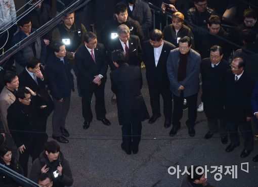 박근혜 전 대통령이 12일 삼성동 사저에 도착하기 전 친박계 의원을 비롯한 측근들이 기다리고 있다.