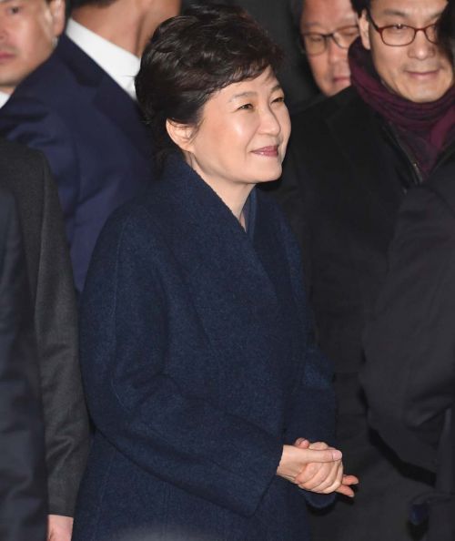 박근혜 전 대통령이 12일 오후 서울 삼성동 사저 앞에 도착해 지지자들에게 미소를 보이고 있다.