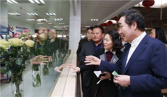 이낙연 전남지사, 중국 쿤밍국제화훼경매교역센터 방문