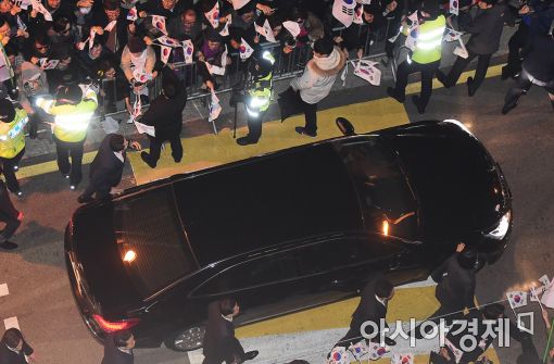 [포토]박근혜 삼성동 자택 들어서는 차량