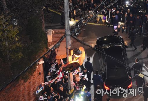 [포토]삼성동 자택 들어서는 박근혜 전 대통령 차량