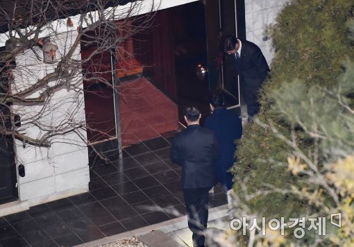 [포토]자택 들어서는 박근혜 전 대통령