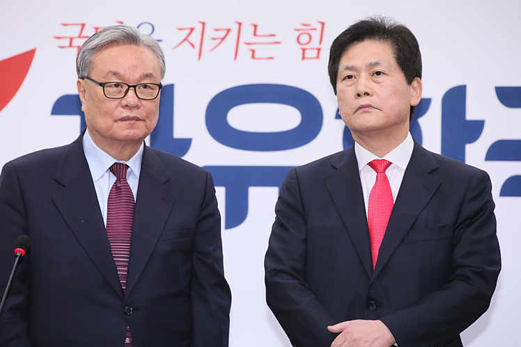 김진 자유한국당 상임고문(오른쪽)