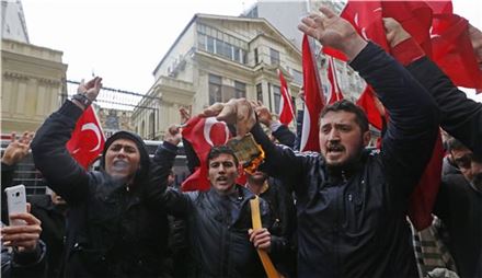 네덜란드의 국외 개헌 찬동집회 불허 방침에 성난 터키 국민들이 이스탄불 거리로 몰려나와 이에 대한 항의 시위를 하고 있다. (사진=EPA연합)