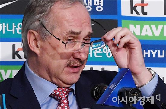 [포토]슈틸리케 감독, '이청용은 제외했어요'