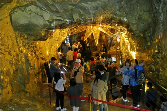 광명동굴을 찾은 관광객들이 사진을 찍고 있다. 