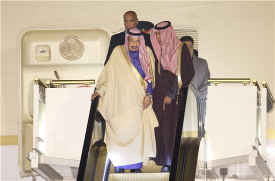 살만 빈 압둘 아지스 사우디 아리비아 국왕이 12일 하네다 공항을 통해 일본에 입국하고 있다.(사진출처=AP연합)