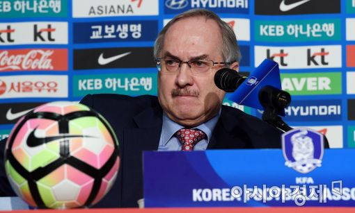 정몽규 회장 “슈틸리케 감독 교체는 NO”…한국 축구 패배해도 GO!