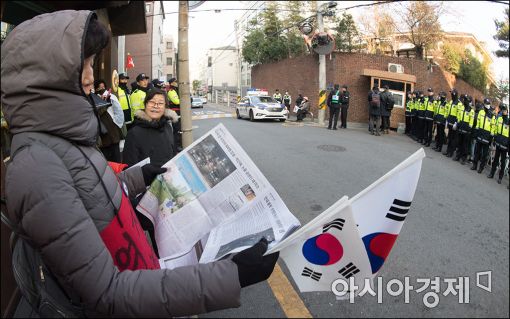 [포토]박근혜 전 대통령 기사 확인하는 박사모