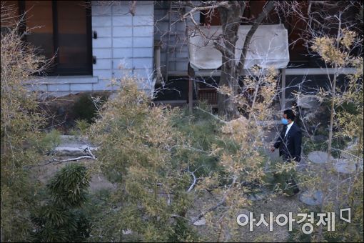 [포토]앞 마당 돌아다니는 박근혜 전 대통령 관계자
