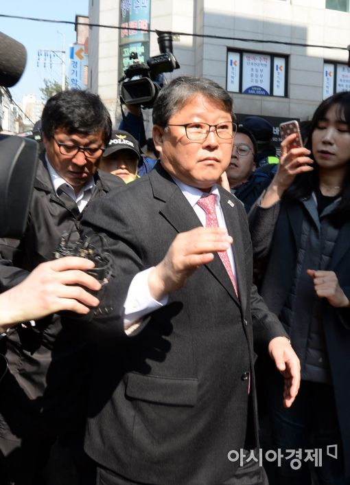 [포토]박 전 대통령 사저 나서는 조원진 의원