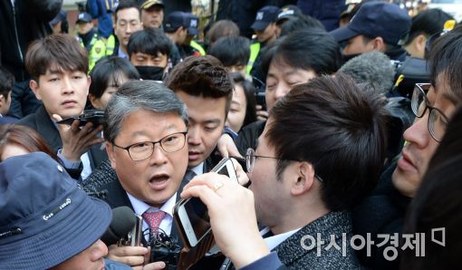 [포토]박 전 대통령 사저 방문 마친 조원진