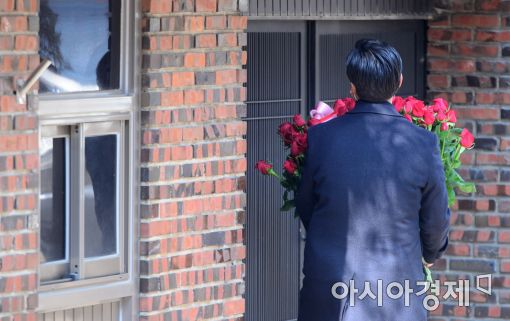 [포토]꽃바구니 들어가는 朴 전 대통령 사저